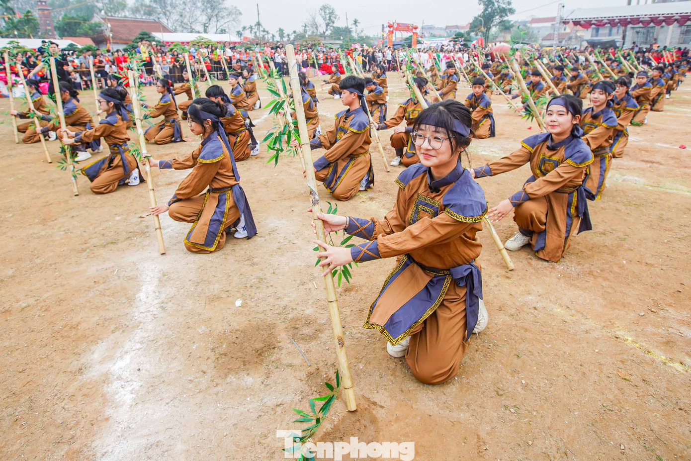 Bên cạnh nghi lễ Nghiềm quân, người dân và du khách còn được thưởng thức màn đồng diễn văn nghệ từ hàng trăm các em học sinh trên địa bàn xã Dương Liễu.