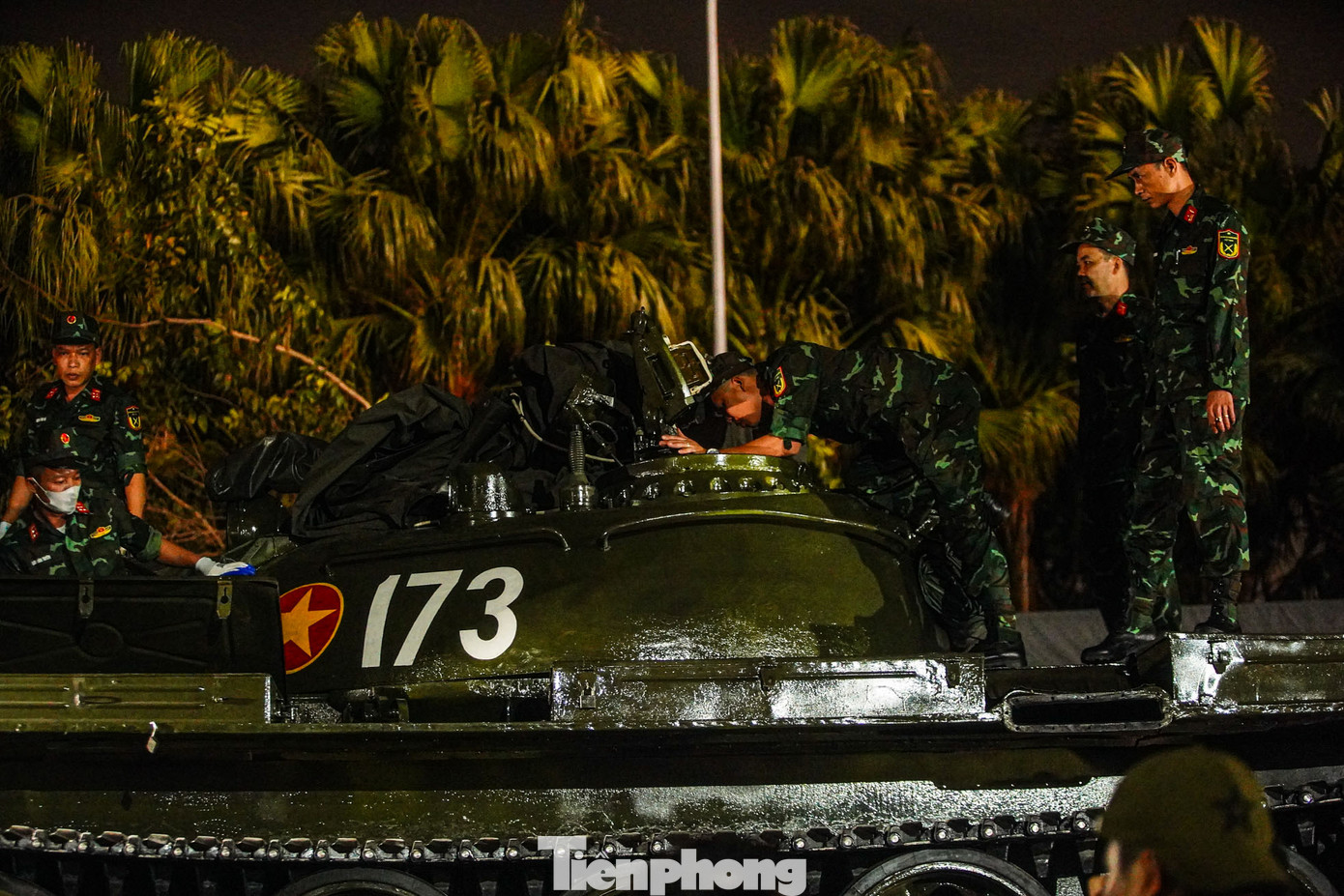 Trước khi đưa xe tăng xuống khu vực SVĐ Mỹ Đình, các chiến sỹ kiểm tra kỹ lưỡng từng bộ phận.