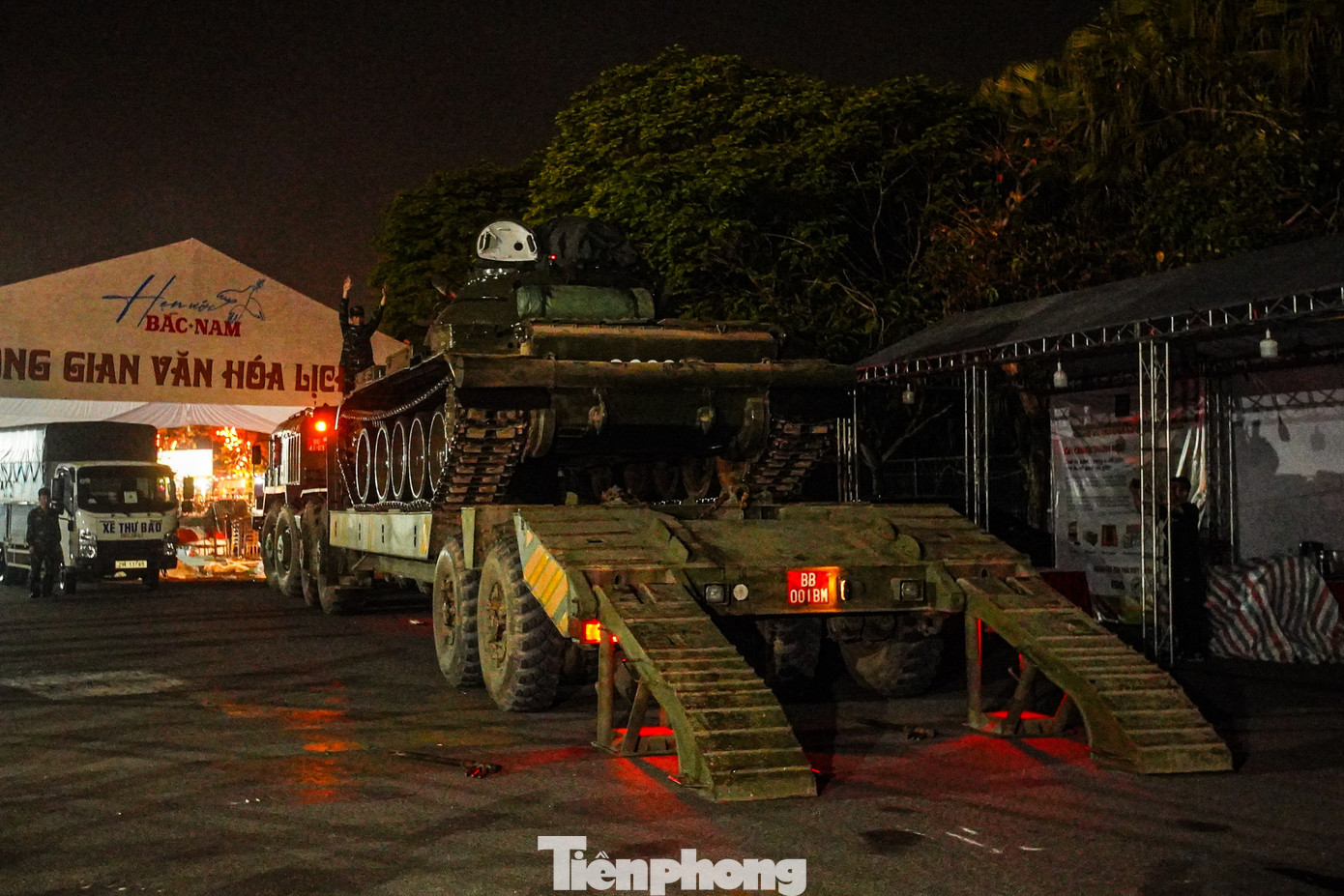 Hai chiếc xe tăng T-54 được vận chuyển bằng xe đầu kéo quân sự Maz-537, di chuyển trong hai tiếng đồng hồ từ tỉnh Vĩnh Phúc.