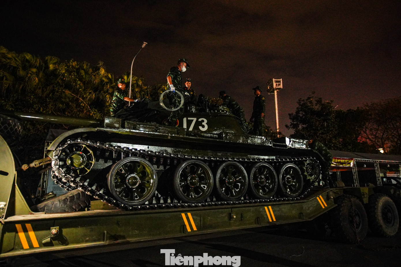 Hai chiếc xe tăng T-54 được vận chuyển bằng xe đầu kéo quân sự Maz-537, di chuyển trong hai tiếng đồng hồ từ tỉnh Vĩnh Phúc.