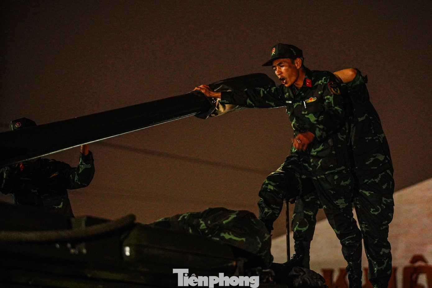 Xe được đưa xuống theo hiệu lệnh.