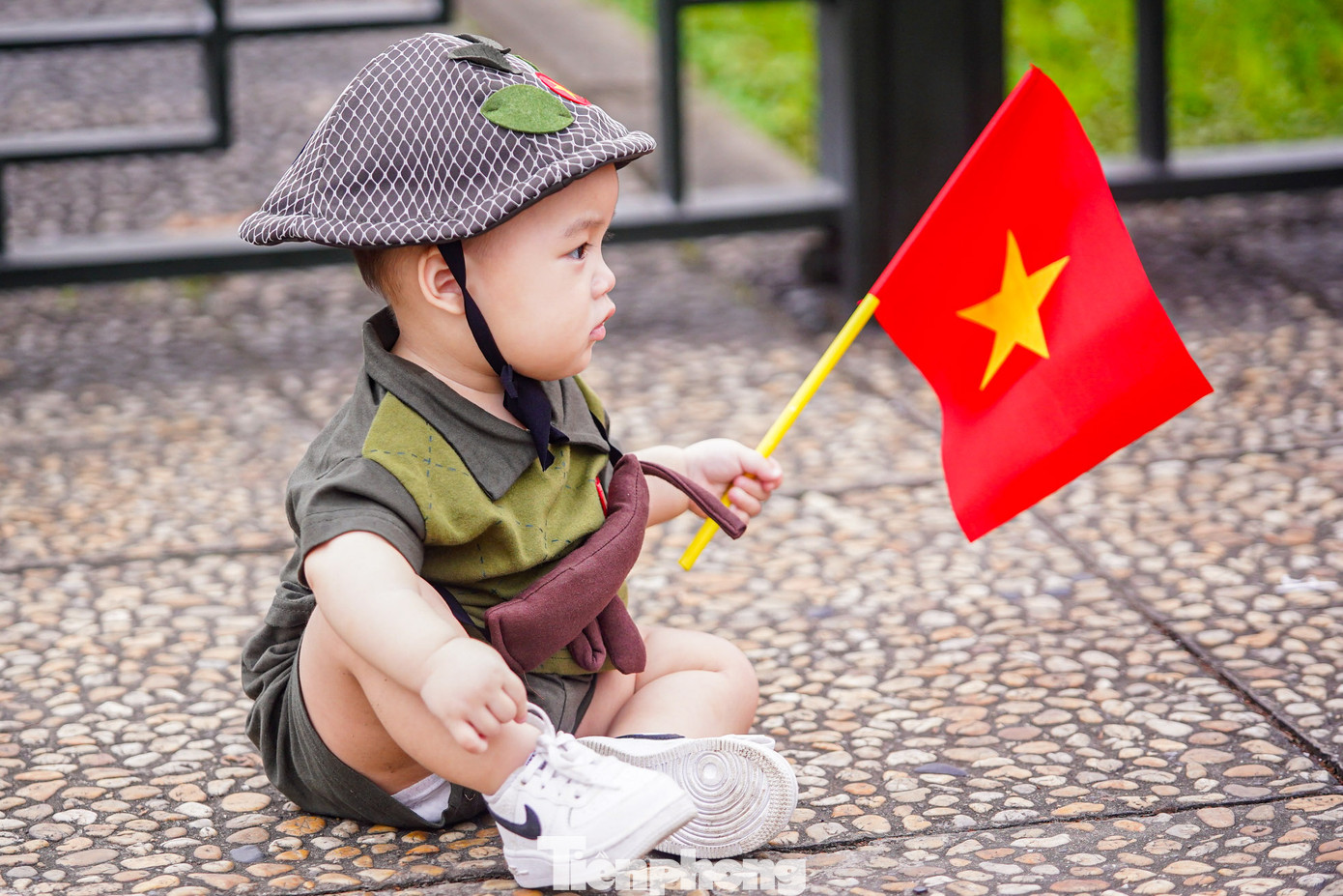Nhiều em bé dưới 1 tuổi được phụ huynh sắm những trang phục đậm chất bộ đội xuất hiện tại Quảng trường Ba Đình.