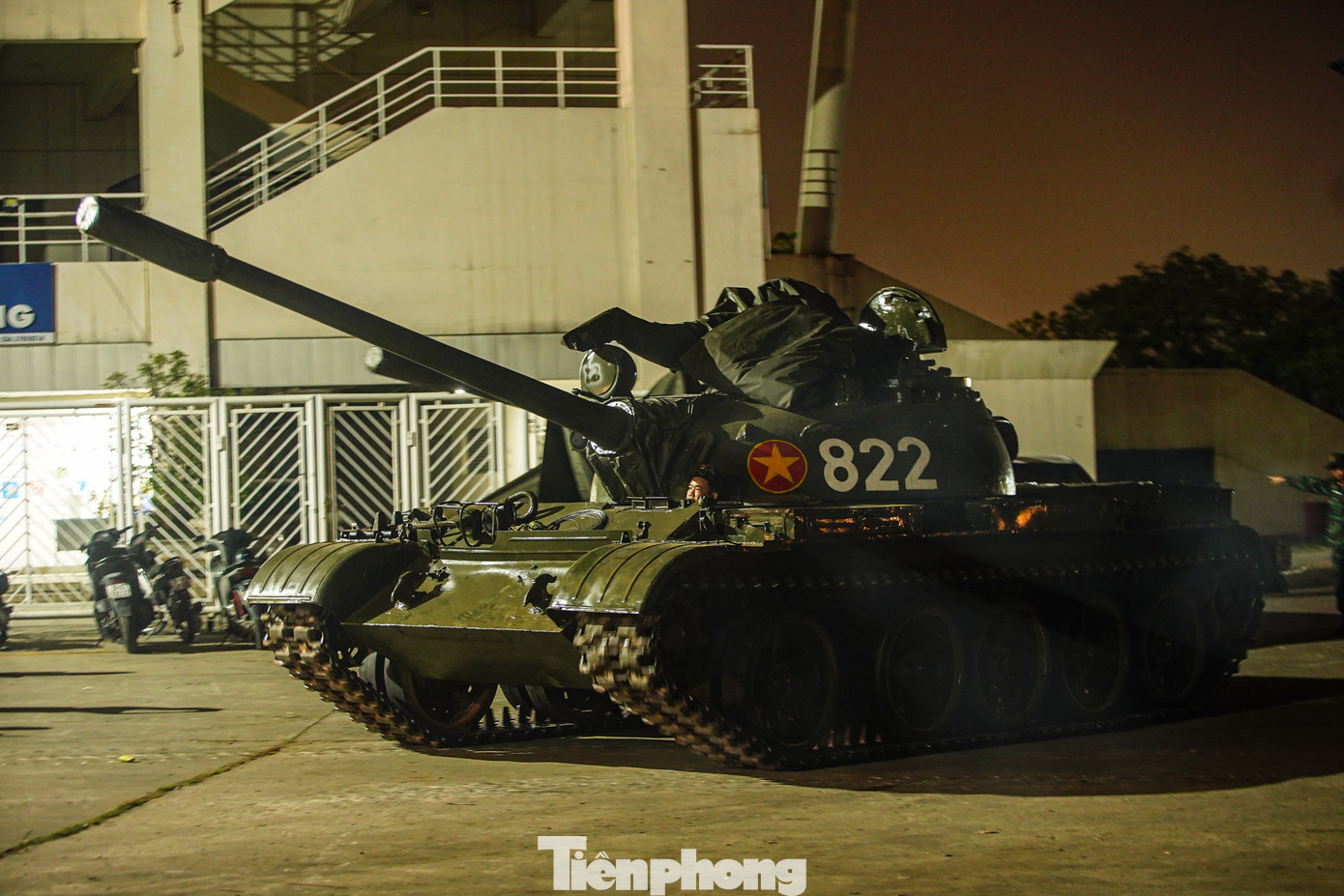 Đại tá Phạm Văn Tú, Giám đốc Trung tâm Phát thanh - Truyền hình Quân đội cho biết, xe tăng T-54 được quân đội ta sử dụng trong kháng chiến chống Mỹ. "Việc đưa 2 chiếc xe tăng vào chương trình nghệ thuật để khán giả, đặc biệt là các bạn trẻ có thể cảm nhận được thực tế, sự khốc liệt của chiến tranh và sự hy sinh của ông cha ta để mang lại hòa bình cho đất nước", Đại tá Phạm Văn Tú chia sẻ.