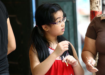 Nhiều người còn để trẻ em làm quen với điếu thuốc mà không nghĩ đến tác hại dài lâu