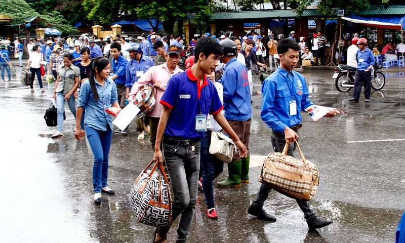 Ngày 1-7, thí sinh và người nhà về Hà Nội ngày một đông. Tình nguyện viên bận rộn hơn