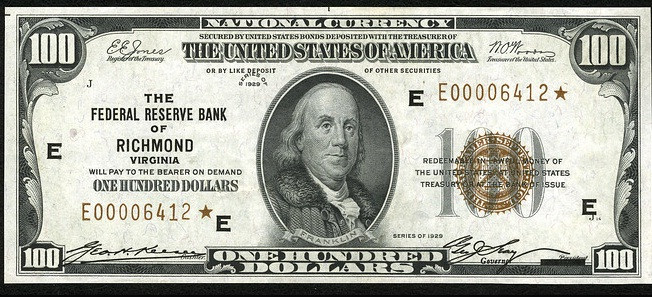 Trong năm 1929, tờ 100 USD được giảm kích cỡ từ 190x80 mm xuống còng 156x66 mm, chính là kích cỡ tờ 100 USD mà chúng ta vẫn thấy trong lưu thông hiện nay