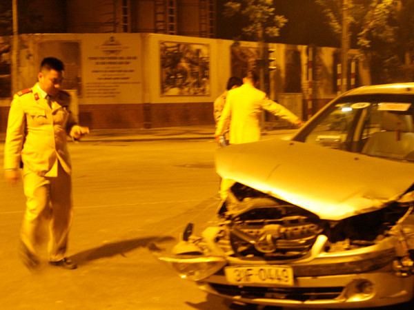 Lực lượng CSGT có mặt tại hiện trường lập hồ sơ xử lý