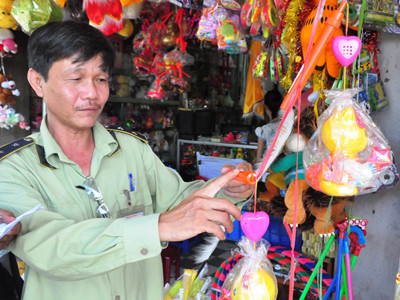 Kiểm tra mặt hàng trung thu cho trẻ em trên địa bàn Đà Nẵng. Ảnh: Nguyễn Huy