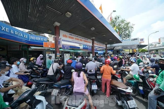 Người dân chờ mua xăng ở TP.HCM (Ảnh: Phạm Nguyễn)