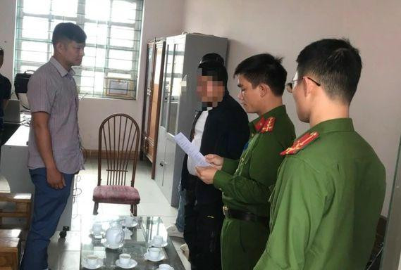 Ông Nông Văn Hoành (bìa trái) nghe đọc quyết định tạm giữ hình sự, điều tra về hành vi Lạm dụng chức vụ quyền hạn chiếm đoạt tài sản -Ảnh: CTV