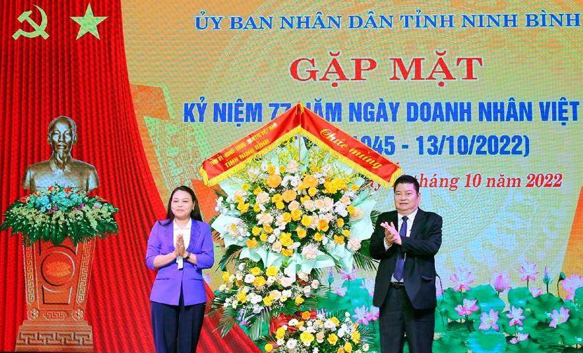 Bà Nguyễn Thị Thu Hà, Bí thư Tỉnh ủy, Trưởng Đoàn ĐBQH tỉnh Ninh Bình tặng hoa chúc mừng Hiệp hội Doanh nghiệp tỉnh. Bà Nguyễn Thị Thu Hà, Bí thư Tỉnh ủy, Trưởng Đoàn ĐBQH tỉnh Ninh Bình tặng hoa chúc mừng Hiệp hội Doanh nghiệp tỉnh.