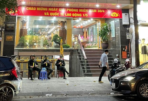 Cảnh sát có mặt tại trụ sở Cty AIC, địa chỉ 69 Tuệ Tĩnh, Hai Bà Trưng, Hà Nội.