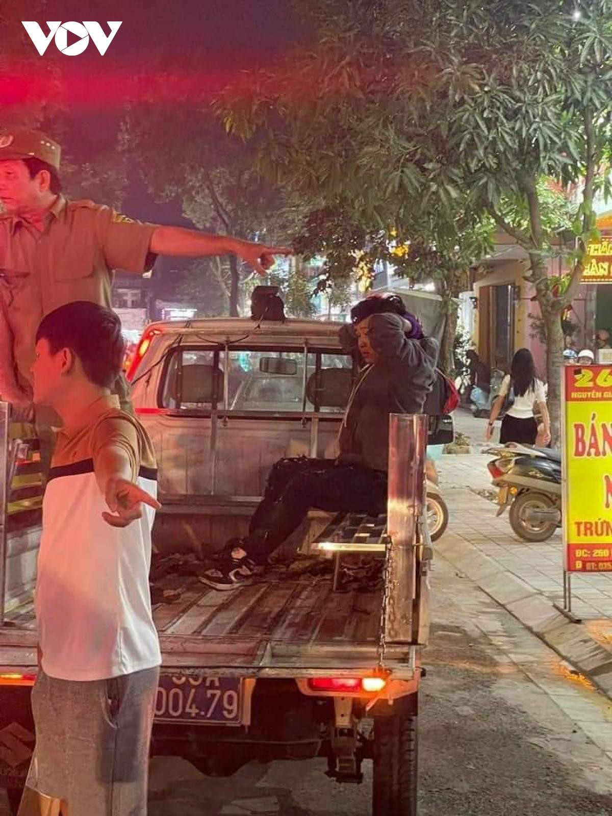 Hung thủ được lực lượng chức năng phối hợp với người dân khống chế ngay sau đó. Hung thủ được lực lượng chức năng phối hợp với người dân khống chế ngay sau đó.