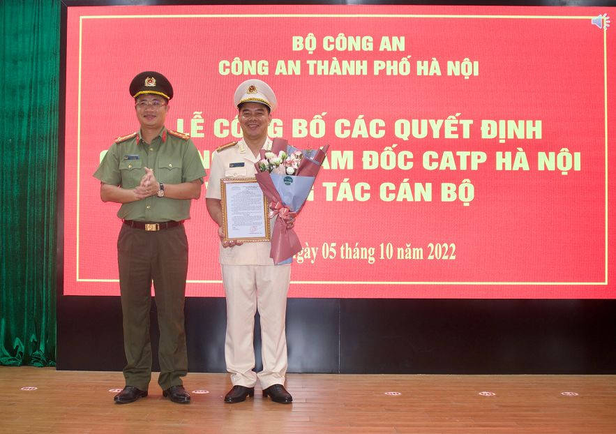 Đại tá Nguyễn Thành Long, Phó Giám đốc Công an thành phố Hà Nội, trao quyết định điều động và bổ nhiệm Thượng tá Giáp Thành Trung giữ chức vụ Trưởng Công an huyện Mỹ Đức. Đại tá Nguyễn Thành Long, Phó Giám đốc Công an thành phố Hà Nội, trao quyết định điều động và bổ nhiệm Thượng tá Giáp Thành Trung giữ chức vụ Trưởng Công an huyện Mỹ Đức.