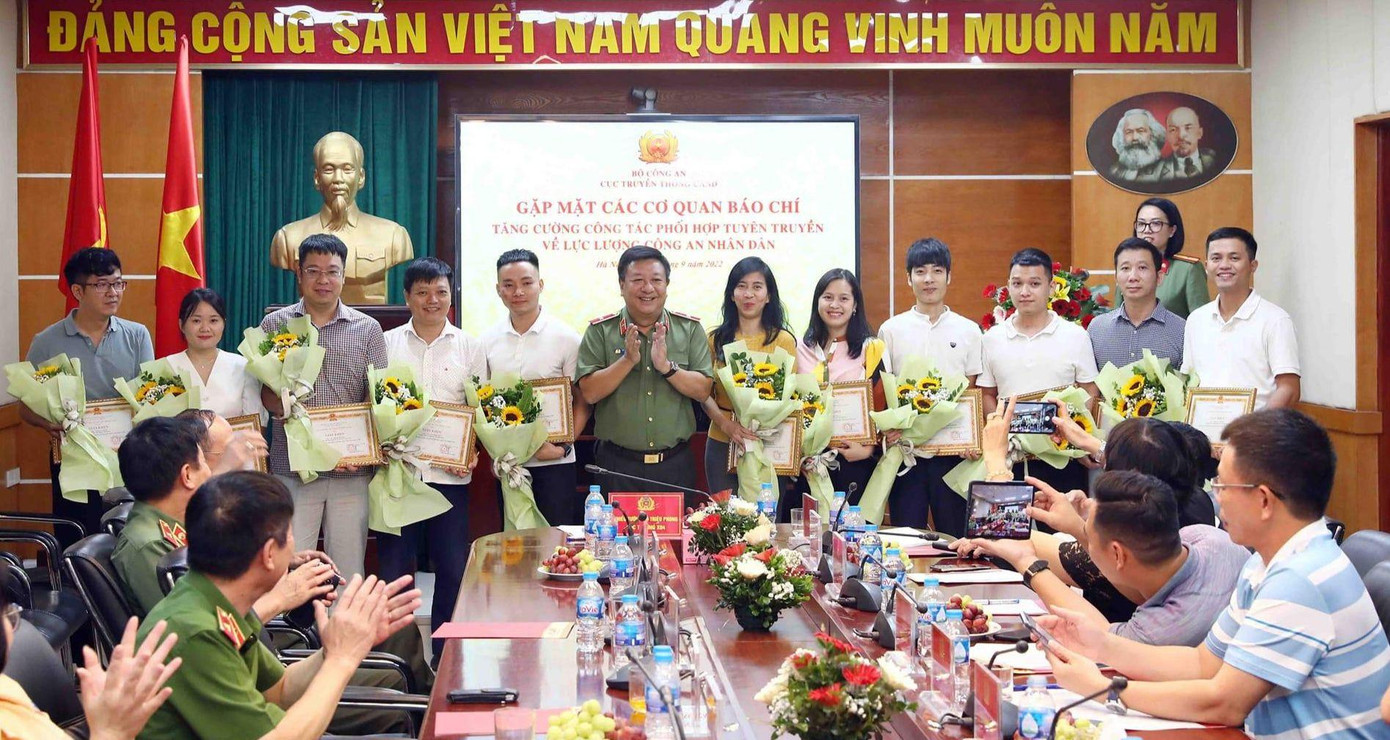 Thiếu tướng Đỗ Triệu Phong tặng Giấy khen động viên các nhà báo, phóng viên có nhiều đóng góp trong công tác tuyên truyền về lực lượng CAND năm 2022.