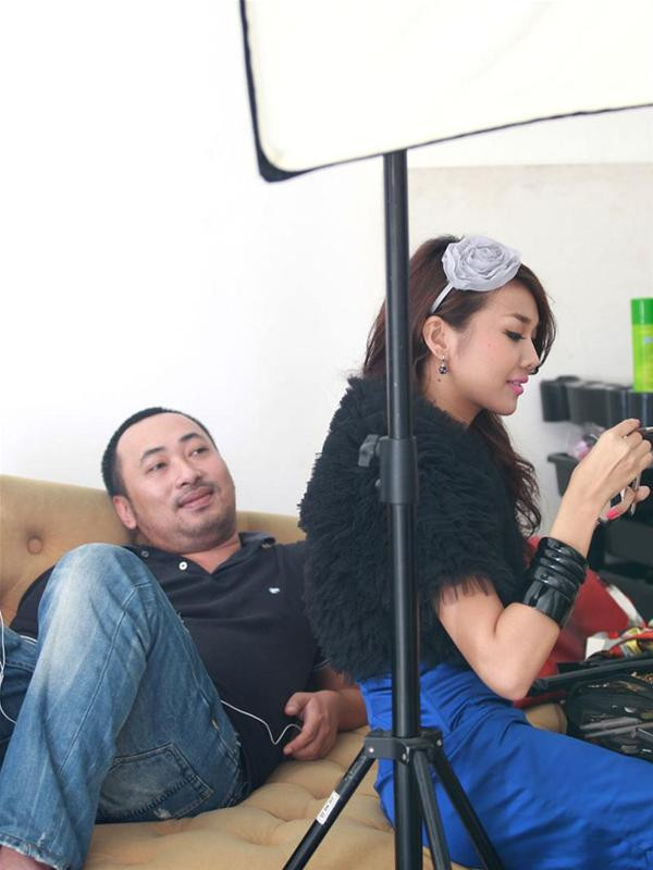 Đạo diễn Quang Dũng đang ngắm diễn viên Thanh Hằng