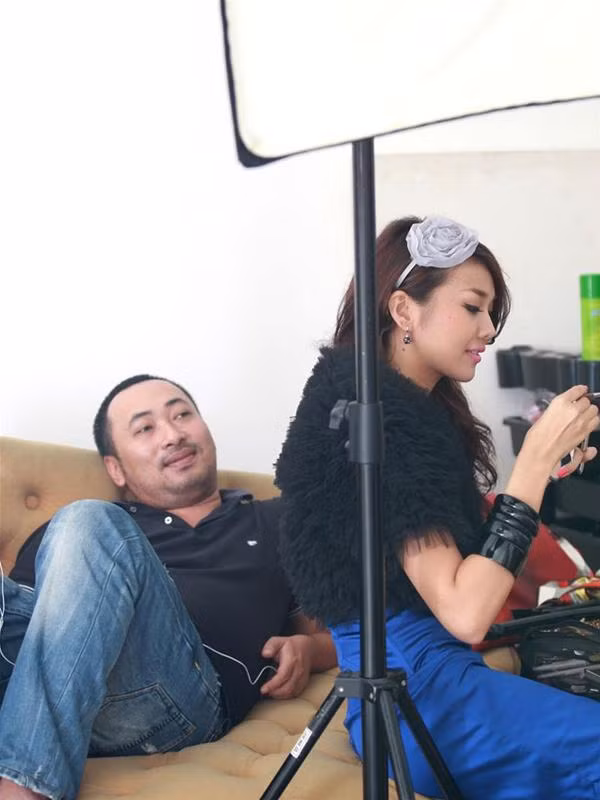 Đạo diễn Quang Dũng đang ngắm diễn viên Thanh Hằng