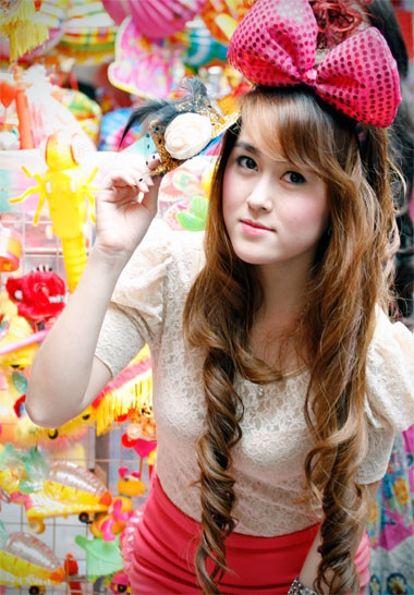 Võ Thị Mỹ Hằng giải nhất cuộc thi gương mặt sinh viên Việt Nam 2010 cũng tạo dáng và hòa nhập với không khí Trung thu phố cổ.