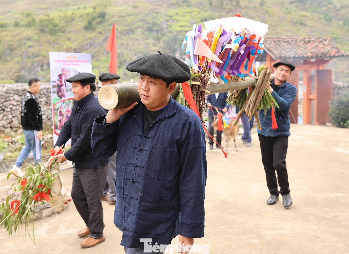 Dân tộc Lô Lô có khoảng 4.541 người. Riêng ở thôn Sảng Pả A thị trấn Mèo Vạc có 71 hộ với 246 khẩu và 8 dòng họ. Cán, Lèng, Lùng, Thàng, Lò, Mua, Dình, Doãn. Đây cũng là một trong những dân tộc ít người nhất của nước ta