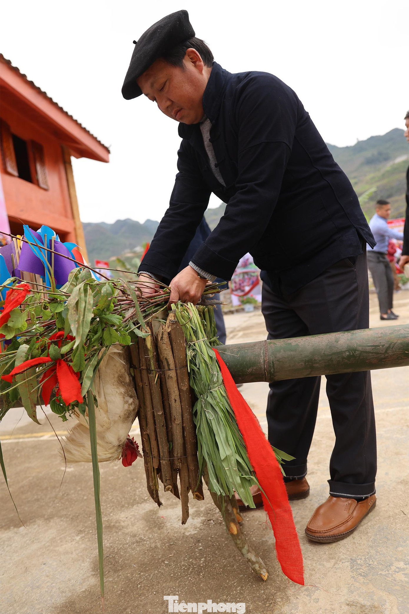1 con gà trống trắng, 3 cành lao, 3 cành đào nhỏ, 3 cành mận nhỏ, 1 miếng vải đỏ buộc vào nhau được.