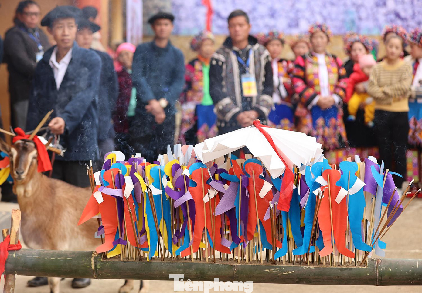 Hình nhân xanh, đỏ, tím, vàng tượng trưng cho hồn ma, khi cắt hình nhân đặc biệt quan trọng, hình nhân phải giơ tay lên vì người Lô Lô quan niệm như vậy là hồn ma đang van xin, mỗi hình nhân tượng trưng với một sinh mệnh, Ban đầu phải cắt 90 hình nhân đủ các màu xanh, đỏ, tím, vàng... đến gia chủ nào gia chủ ấy phải chuẩn bị hình nhân xếp trên bàn hoặc ghế chờ sẵn thầy trước cửa chính và 2 bó củ, 2 bó cỏ với ý nghĩa rằng bồi dưỡng công gánh ắt xua đuổi tà ma ấy đi cho gia chủ.