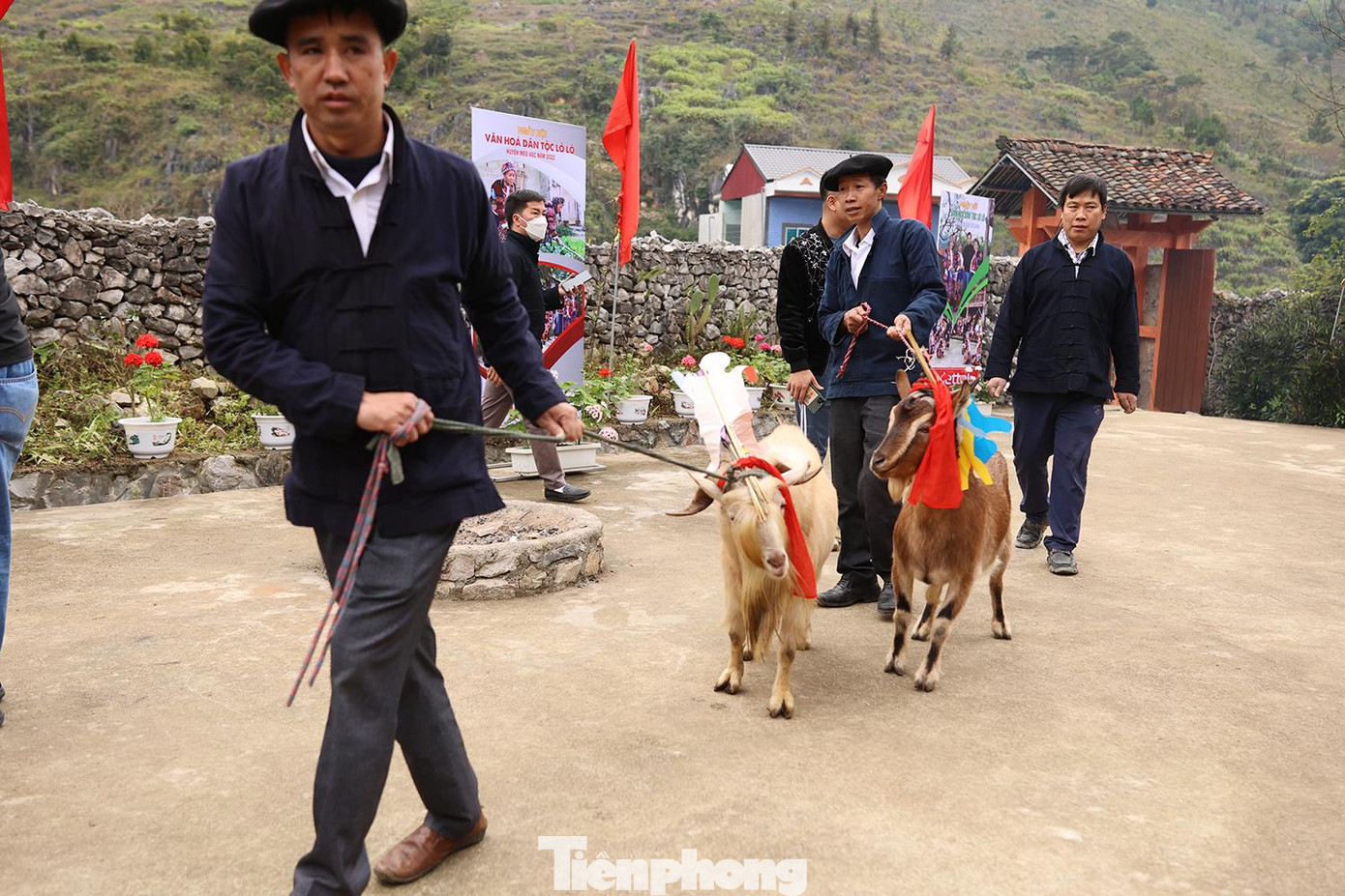 Lễ rửa làng bắt nguồn từ một sự tích là một năm bao giờ cũng có cái may và cái rủi. Thu hoạch mùa màng vụ vừa rồi thắng lợi, nhưng người ta vẫn nghĩ tới rủi ro. Thế là họ phải rửa làng cho sạch sẽ, khang trang.