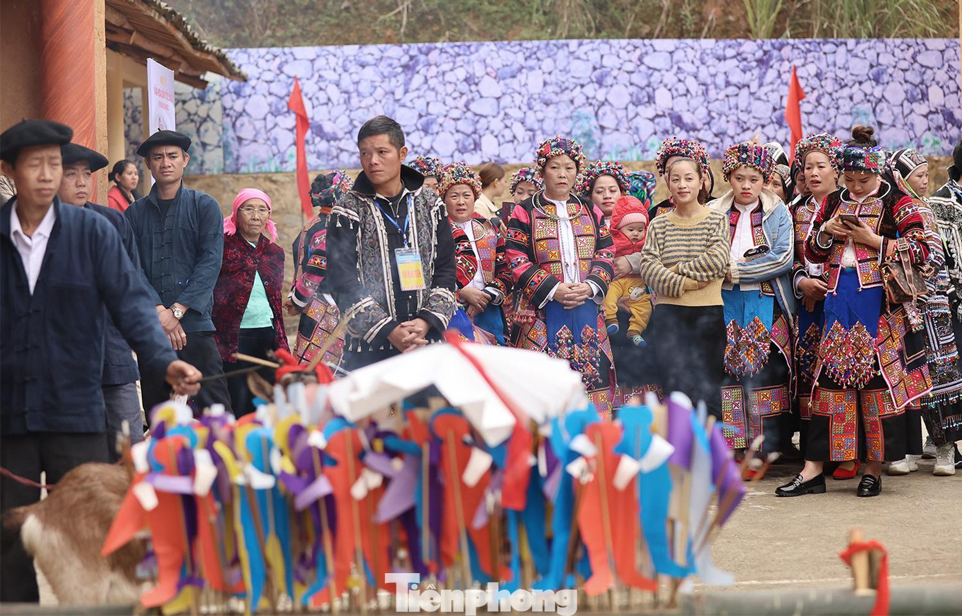 Lấy 1 cây tre to dài tầm 3 m, đục ở bên trên miệng tre ở đoạn giữa của cây tre lấy đất đổ đầy lên miệng của cây tre rồi cắm hình nhân bằng giấy xanh, đỏ, tím, vàng.... cắm hương theo từng hàng dọc ở giữa cây tre, cây tre làm giả hình con ngựa.