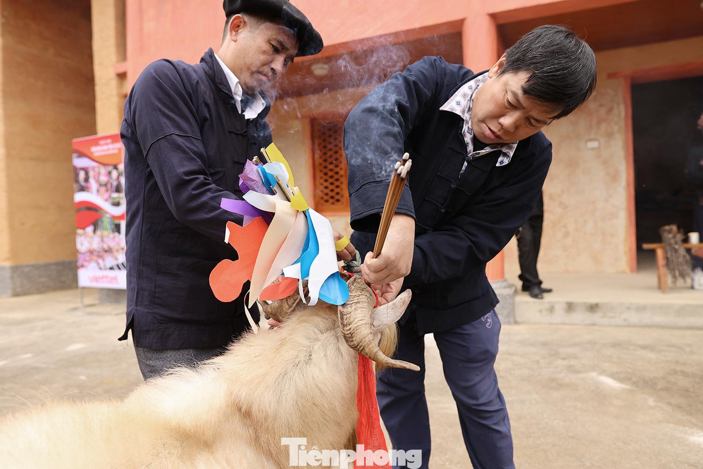 Đồ tế Lễ phải có rượu ngô, 2 con dê, cỏ danh tép thành dây dài luồn những thanh kiếm gỗ phu xi cho dê cõng, 1 thanh kiếm sắt, hạt ngô, 1 đôi sừng trâu.