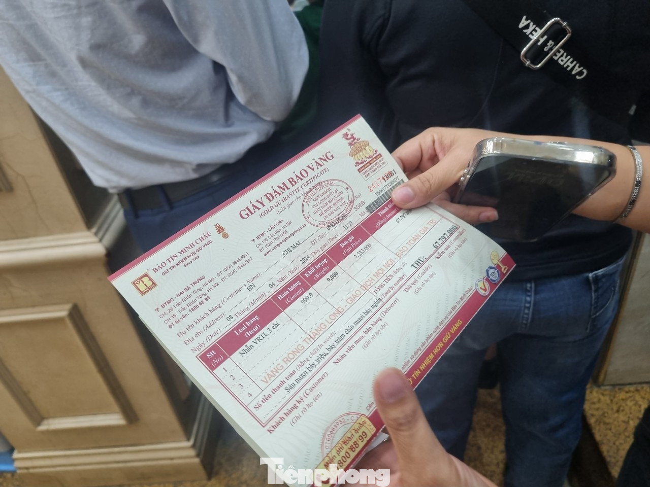 Chị Nguyễn Thị Mai (ở Cầu Giấy, Hà Nội) cho biết: "Do cửa hàng hạn chế số lượng mua bán nên tôi chỉ được mua 9 chỉ vàng nhẫn. Tôi mua tích trữ nên dù giá cao cũng không phải là vấn đề đáng lo ngại". Chị Nguyễn Thị Mai (ở Cầu Giấy, Hà Nội) cho biết: "Do cửa hàng hạn chế số lượng mua bán nên tôi chỉ được mua 9 chỉ vàng nhẫn. Tôi mua tích trữ nên dù giá cao cũng không phải là vấn đề đáng lo ngại".