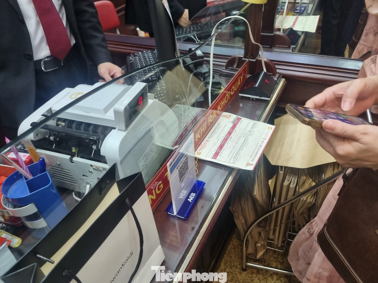 Chị Minh Thu (ở Hoàng Mai, Hà Nội) mua 15 cây vàng nhẫn tròn với giá hơn 1 tỷ đồng cho hay: "Tôi thấy giá vàng thế giới đang tăng và khả năng còn tăng mạnh nữa nên mua vào. Tôi hy vọng giá vàng nhẫn sớm lên 80 triệu đồng/lượng". Chị Minh Thu (ở Hoàng Mai, Hà Nội) mua 15 cây vàng nhẫn tròn với giá hơn 1 tỷ đồng cho hay: "Tôi thấy giá vàng thế giới đang tăng và khả năng còn tăng mạnh nữa nên mua vào. Tôi hy vọng giá vàng nhẫn sớm lên 80 triệu đồng/lượng".