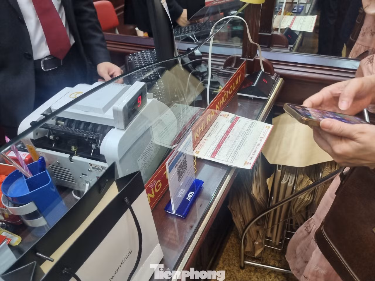 Chị Minh Thu (ở Hoàng Mai, Hà Nội) mua 15 cây vàng nhẫn tròn với giá hơn 1 tỷ đồng cho hay: "Tôi thấy giá vàng thế giới đang tăng và khả năng còn tăng mạnh nữa nên mua vào. Tôi hy vọng giá vàng nhẫn sớm lên 80 triệu đồng/lượng".