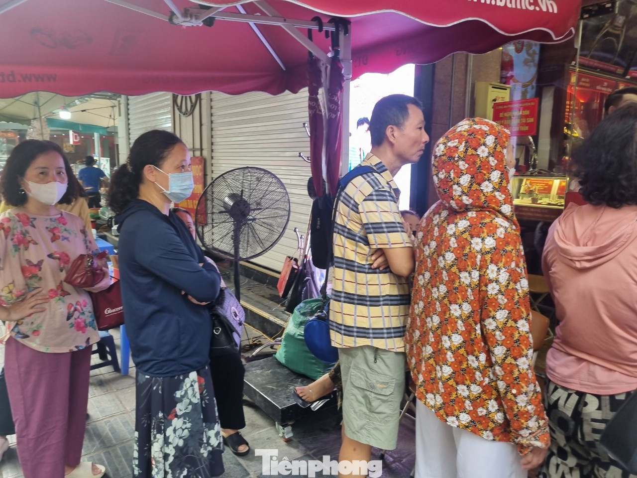 Nhiều khách xếp hàng mua vàng nhẫn nhưng không có nên quay sang mua vàng miếng SJC (ảnh: Ngọc Mai).