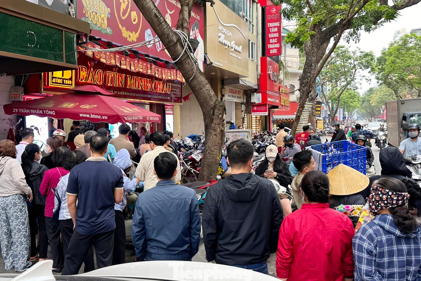 Người dân xếp hàng chờ chốt lời vàng ngày 10/4 (ảnh: Như Ý).