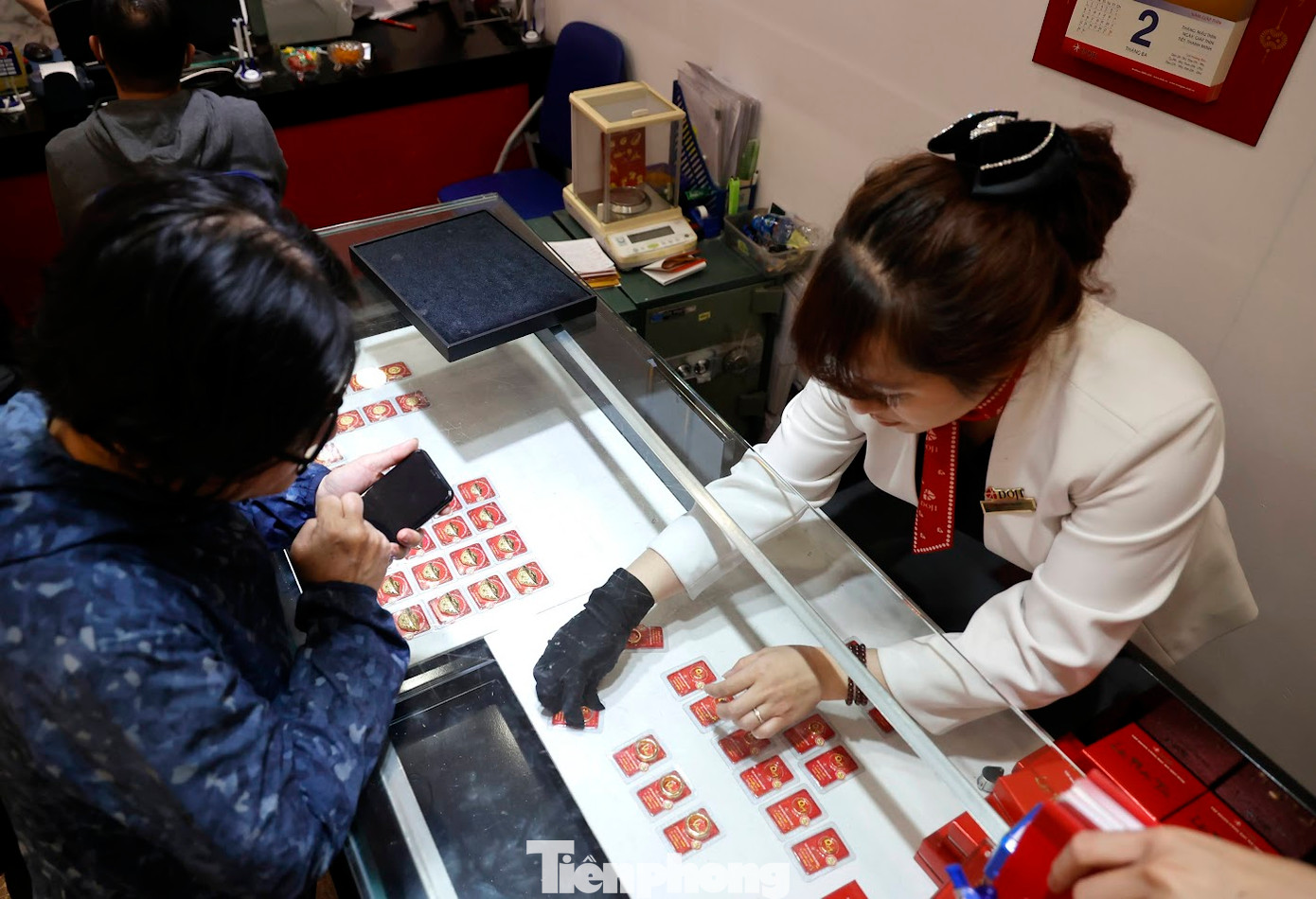 Người dân vẫn bấp chấp mua vào dù giá vàng nhẫn liên tục lập đỉnh (ảnh: Như Ý).