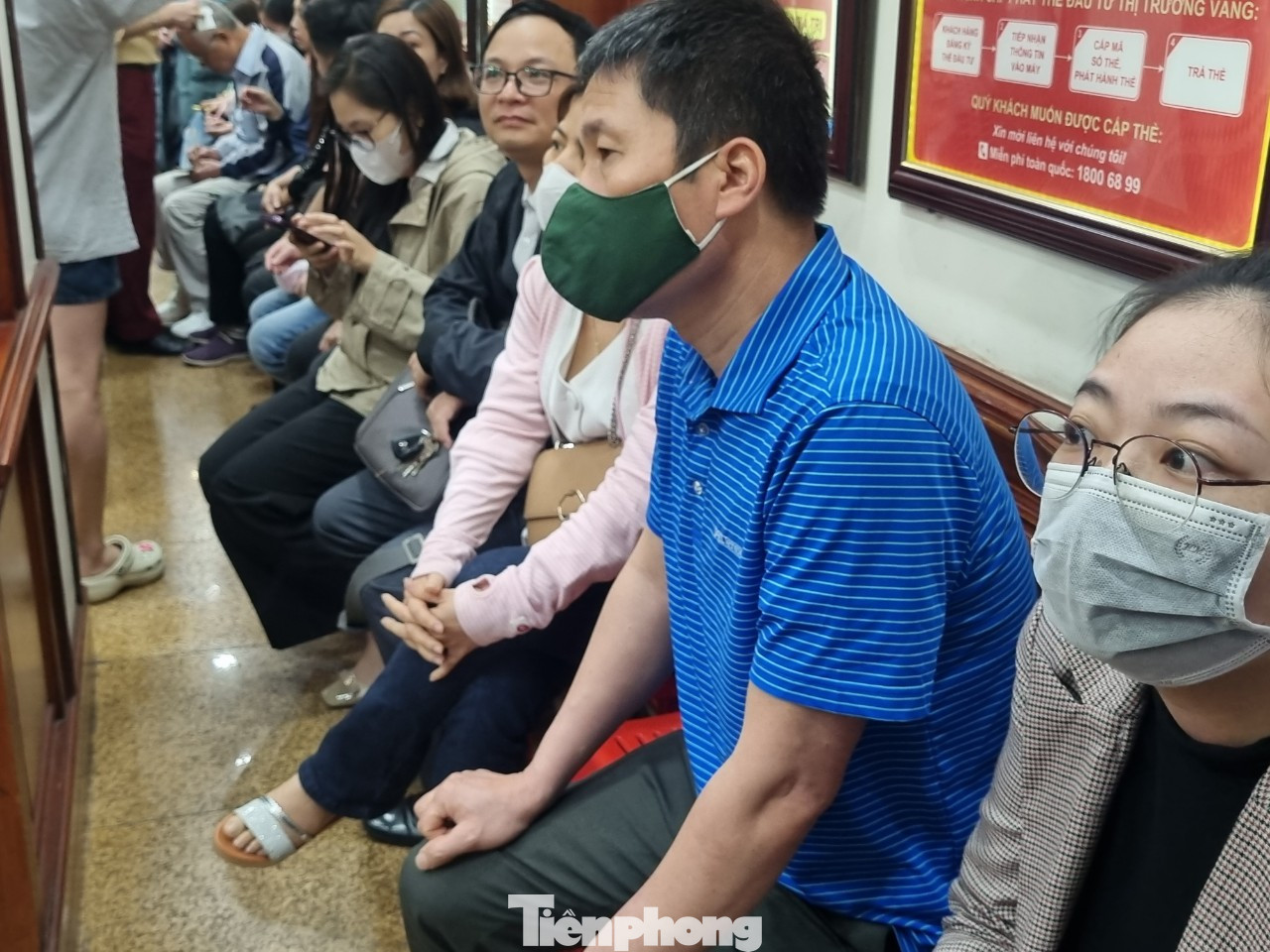 Chị Minh Châu (ở Đống Đa, Hà Nội) cho biết: "Từ hôm qua, tôi thấy vàng nhẫn lên 74 triệu đồng/lượng rất sốt ruột. Do buổi sáng tôi bận nên trưa mới ra cửa hàng mua thêm gần 1 triệu đồng/lượng. Giá vàng tăng nhanh quá tôi cũng rất ngỡ ngàng". Chị Minh Châu (ở Đống Đa, Hà Nội) cho biết: "Từ hôm qua, tôi thấy vàng nhẫn lên 74 triệu đồng/lượng rất sốt ruột. Do buổi sáng tôi bận nên trưa mới ra cửa hàng mua thêm gần 1 triệu đồng/lượng. Giá vàng tăng nhanh quá tôi cũng rất ngỡ ngàng".