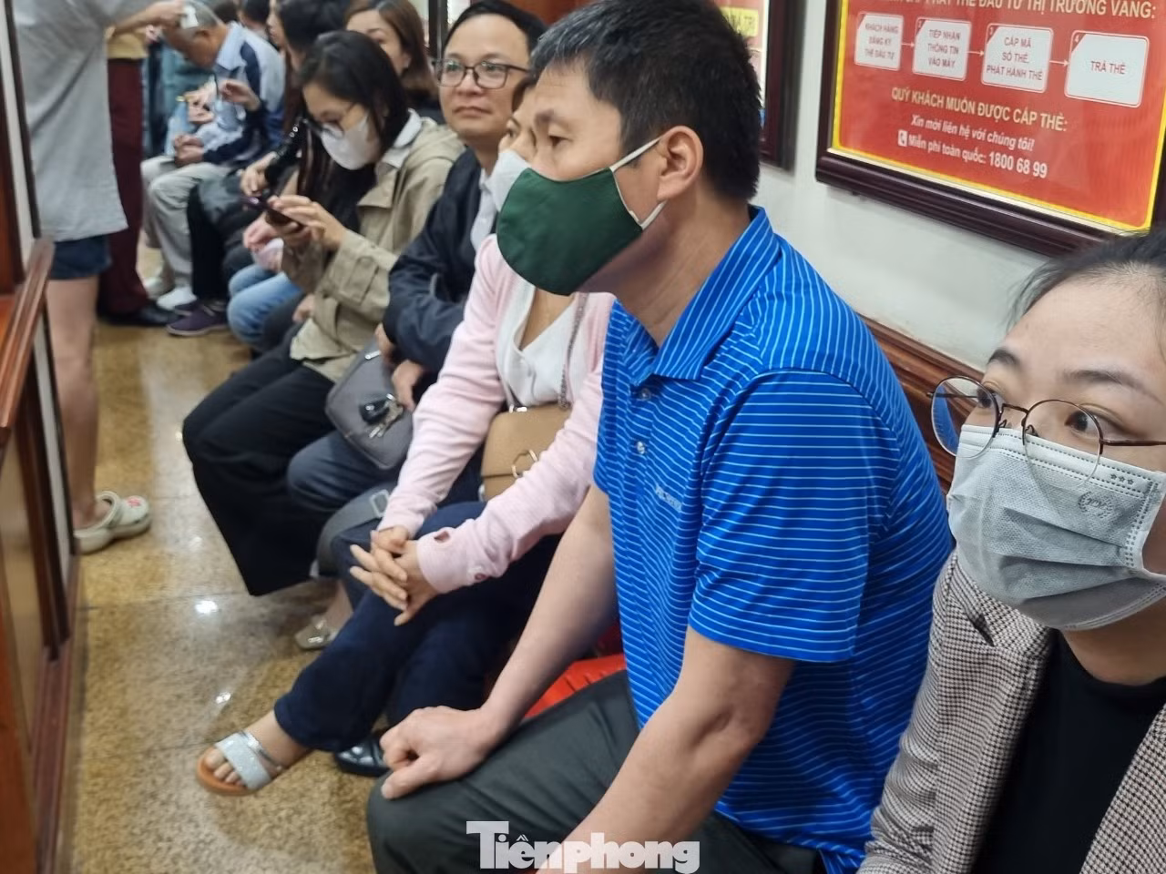 Chị Minh Châu (ở Đống Đa, Hà Nội) cho biết: "Từ hôm qua, tôi thấy vàng nhẫn lên 74 triệu đồng/lượng rất sốt ruột. Do buổi sáng tôi bận nên trưa mới ra cửa hàng mua thêm gần 1 triệu đồng/lượng. Giá vàng tăng nhanh quá tôi cũng rất ngỡ ngàng".