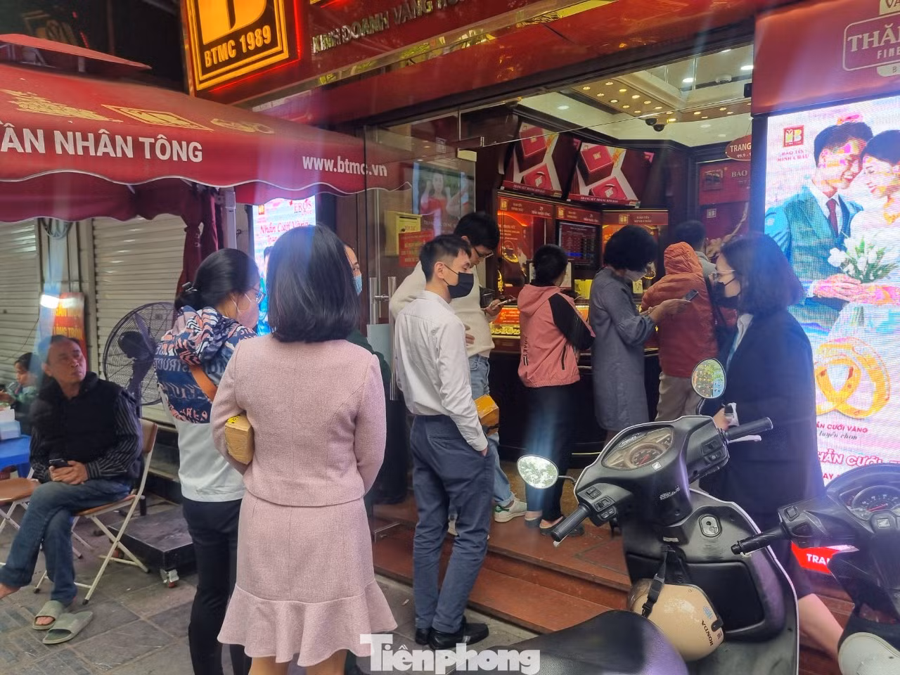 Qua 12h trưa, người dân xếp hàng tràn ra ngoài cửa hàng trên phố Trần Nhân Tông (Hai Bà Trưng, Hà Nội) chờ mua, bán vàng.