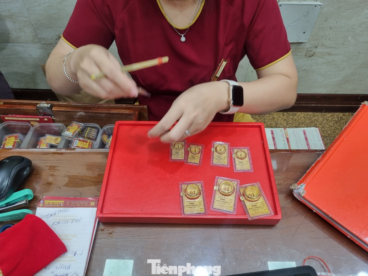 Người dân khó khăn khi mua vàng thời điểm này. Người dân khó khăn khi mua vàng thời điểm này.