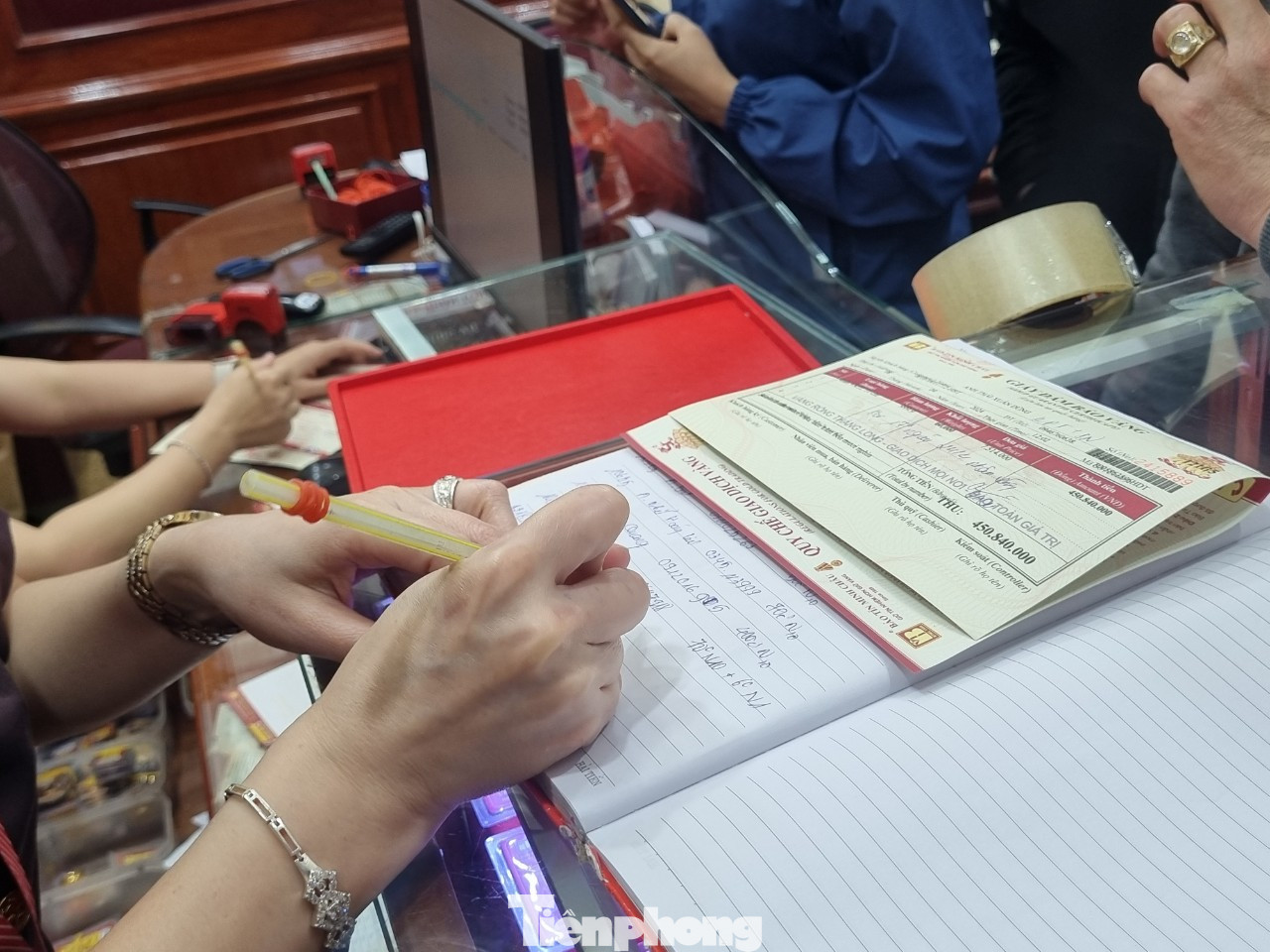 Danh sách hẹn lấy vàng của cửa hàng vàng ngày một dài thêm. Theo đại diện cửa hàng vàng trên phố Trần Nhân Tông, do lượng người mua vàng tăng đột biến nên cửa hàng chưa chuẩn bị nguồn cung vàng kịp. Theo đó, người mua từ 1 cây vàng trở lên sau 1 tuần mới lấy vàng. Danh sách hẹn lấy vàng của cửa hàng vàng ngày một dài thêm. Theo đại diện cửa hàng vàng trên phố Trần Nhân Tông, do lượng người mua vàng tăng đột biến nên cửa hàng chưa chuẩn bị nguồn cung vàng kịp. Theo đó, người mua từ 1 cây vàng trở lên sau 1 tuần mới lấy vàng.