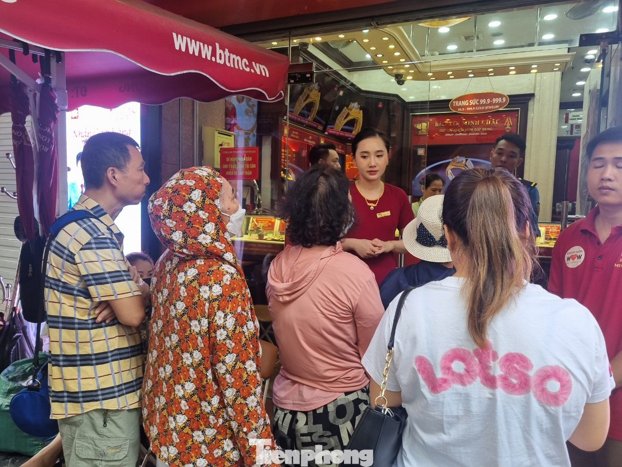 Nhân viên cửa hàng vàng thông báo hết vàng nhẫn sáng 20/4 (ảnh: Ngọc Mai).