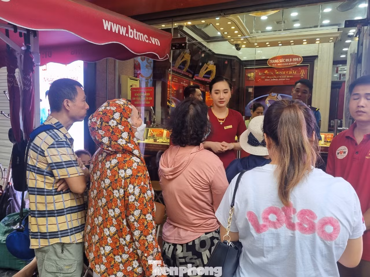 Nhân viên cửa hàng vàng thông báo hết vàng nhẫn sáng 20/4 (ảnh: Ngọc Mai).