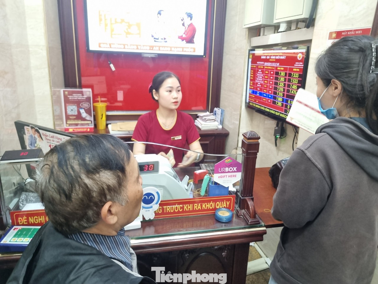 Ông Nguyễn Văn Tư (Ba Đình, Hà Nội) vừa rút tiết kiệm mua hơn 1 tỷ đồng vàng nhẫn. Ông Tư cho hay: "Hiện tiền gửi tiết kiệm thấp nên tôi mua vàng. Tôi mua vàng nhẫn bởi giá vàng đang thấp hơn vàng SJC và vẫn có khả năng tăng cao trong thời gian tới. Ông Nguyễn Văn Tư (Ba Đình, Hà Nội) vừa rút tiết kiệm mua hơn 1 tỷ đồng vàng nhẫn. Ông Tư cho hay: "Hiện tiền gửi tiết kiệm thấp nên tôi mua vàng. Tôi mua vàng nhẫn bởi giá vàng đang thấp hơn vàng SJC và vẫn có khả năng tăng cao trong thời gian tới.