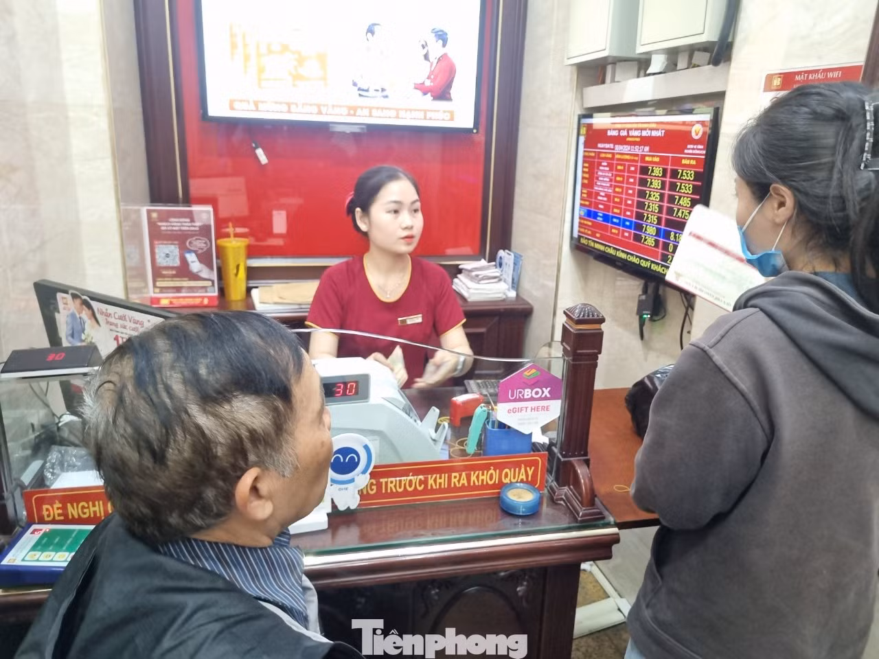 Ông Nguyễn Văn Tư (Ba Đình, Hà Nội) vừa rút tiết kiệm mua hơn 1 tỷ đồng vàng nhẫn. Ông Tư cho hay: "Hiện tiền gửi tiết kiệm thấp nên tôi mua vàng. Tôi mua vàng nhẫn bởi giá vàng đang thấp hơn vàng SJC và vẫn có khả năng tăng cao trong thời gian tới.
