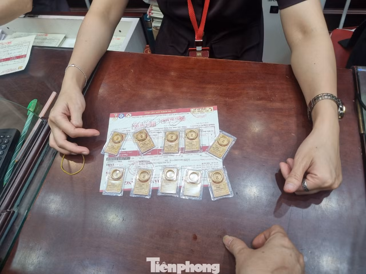 Giá nhẫn tròn trơn giảm mạnh về mốc 75 triệu đồng/lượng. Giá nhẫn tròn trơn giảm mạnh về mốc 75 triệu đồng/lượng.