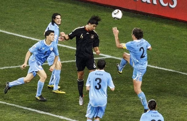 Khedira đánh đầu chính xác, án định chiến thắng 3-2 cho đội tuyển Đức. Ảnh: Getty Images