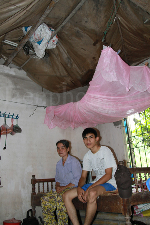 Để tránh dột, phía trên của chiếc giường duy nhất trong nhà, một tấm nilon được căng lên. Sau vài trận mưa vừa qua, nước vẫn đọng lại khá nhiều trên đó. Ảnh: Trường Phong 