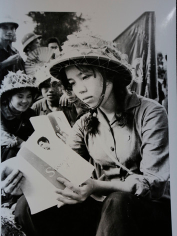 Thanh niên xung phong đọc tác phẩm “Sống như Anh” về anh hùng Nguyễn Văn Trỗi. Ảnh: Mai nam