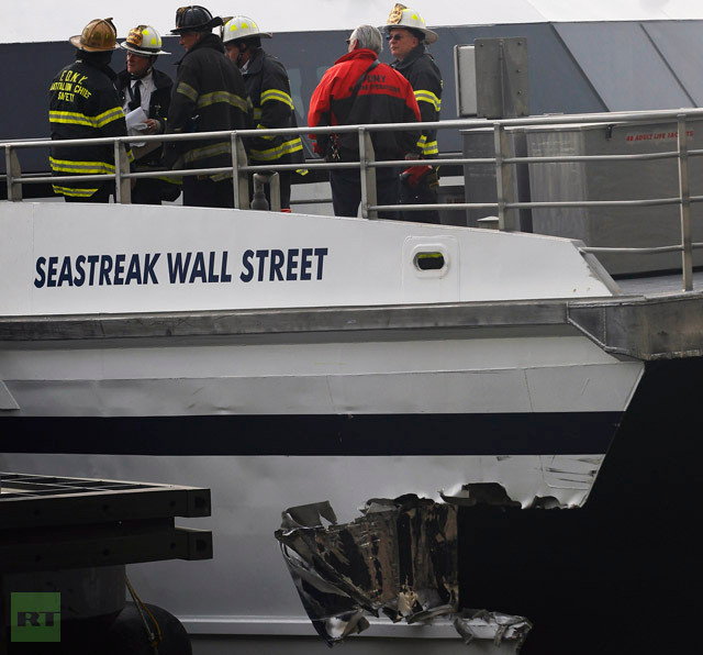 Lực lượng cứu hộ có mặt trên chiếc phà sau khi xảy ra vụ tai nạn. Lực lượng cứu hộ có mặt trên chiếc phà sau khi xảy ra vụ tai nạn