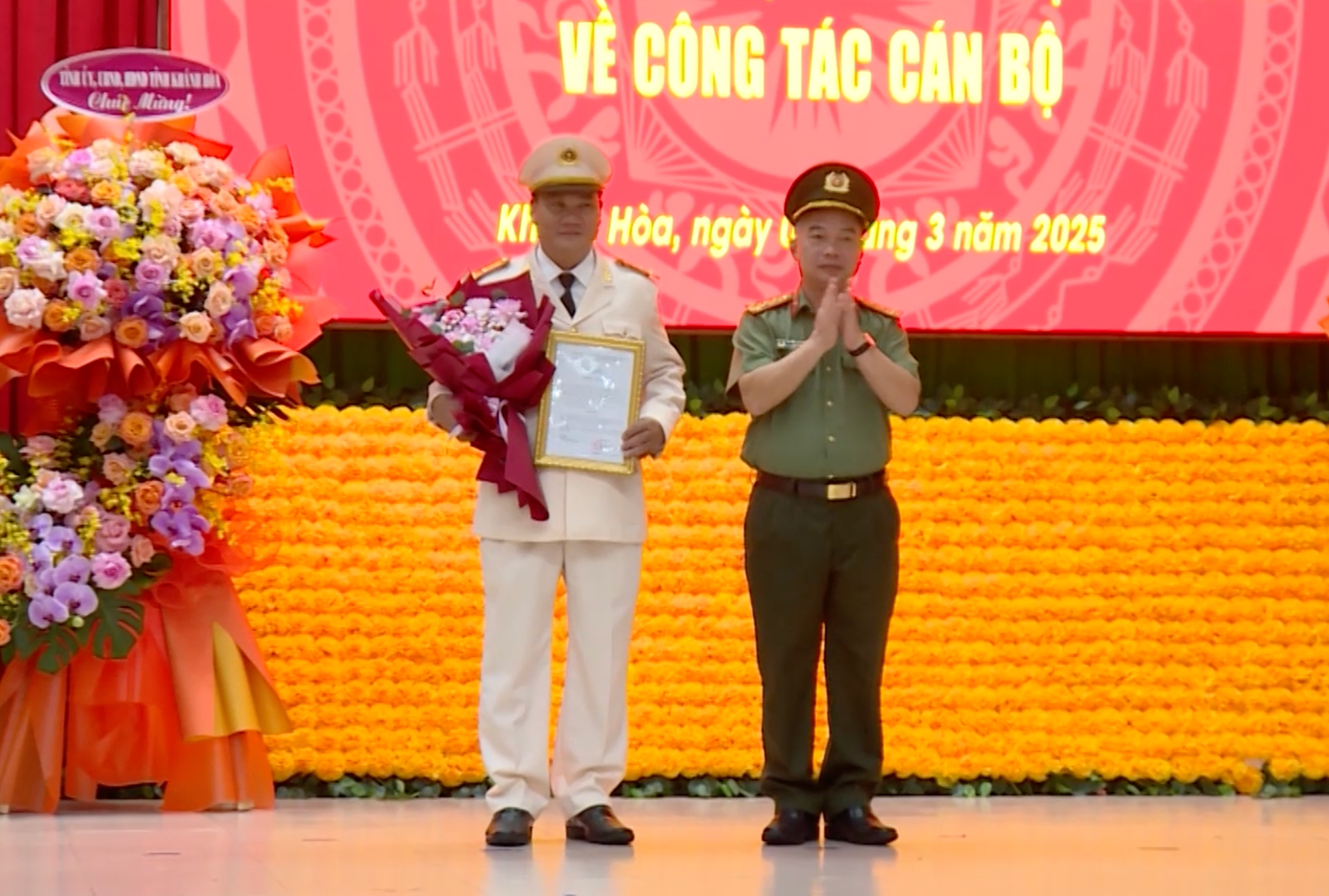 Đại tá Nguyễn Hữu Phước trao quyết định của Bộ trưởng Bộ Công an bổ nhiệm Thượng tá Nguyễn Mậu An (trái) làm Phó Giám đốc Công an tỉnh Khánh Hòa.