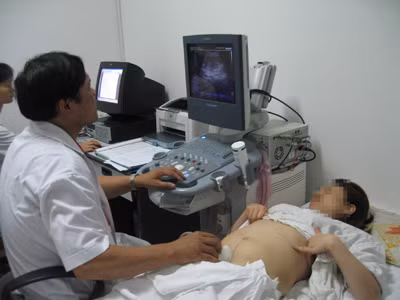 Bác sĩ BV Phụ sản T.Ư thực hiện công đoạn siêu âm trong quá trình khám thai cho sản phụ Ảnh. T.Hà